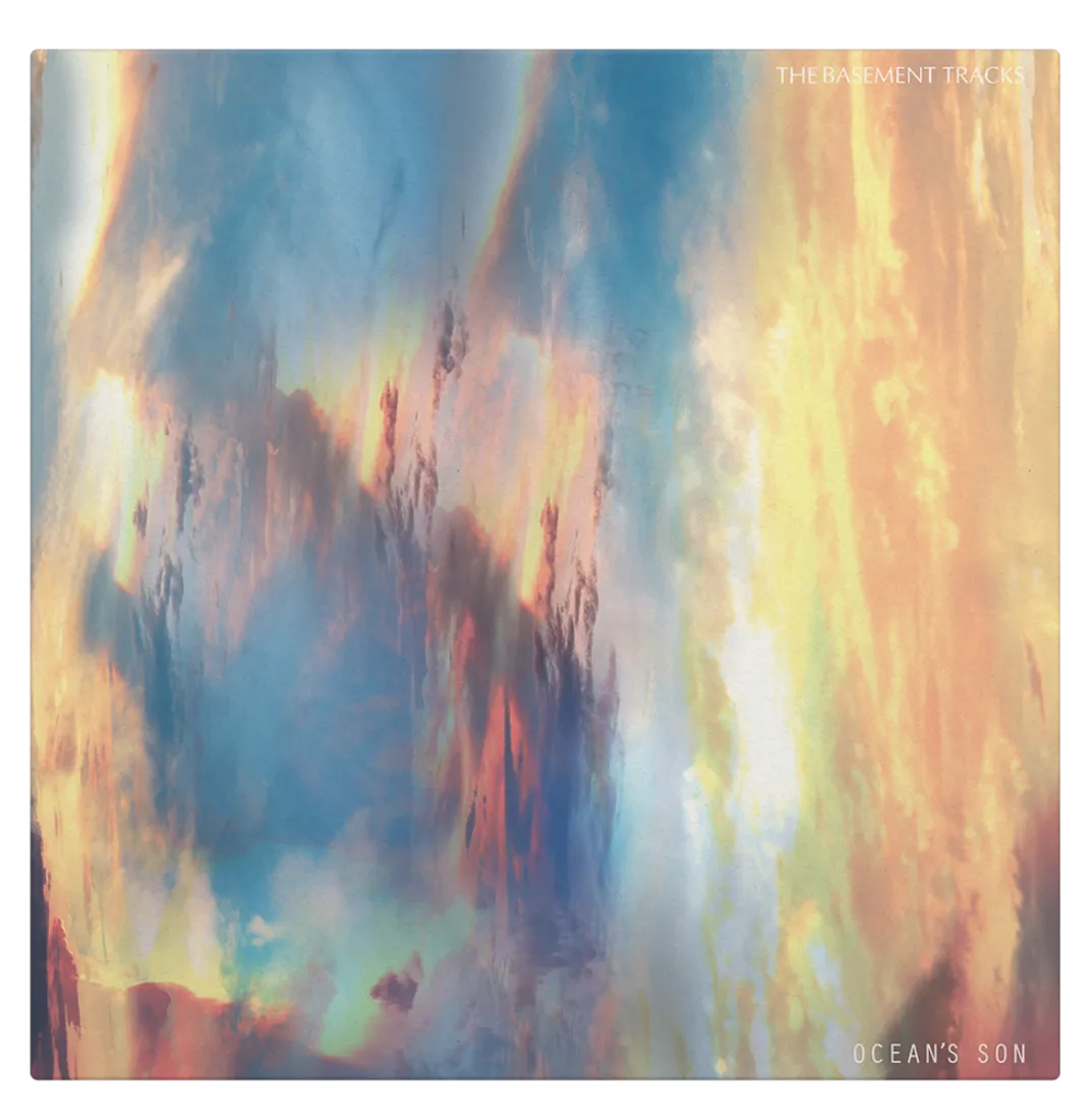 Imagens sobrepostas de um céu em fim de tarde formando uma textura em tons de azul, amarelo e laranja