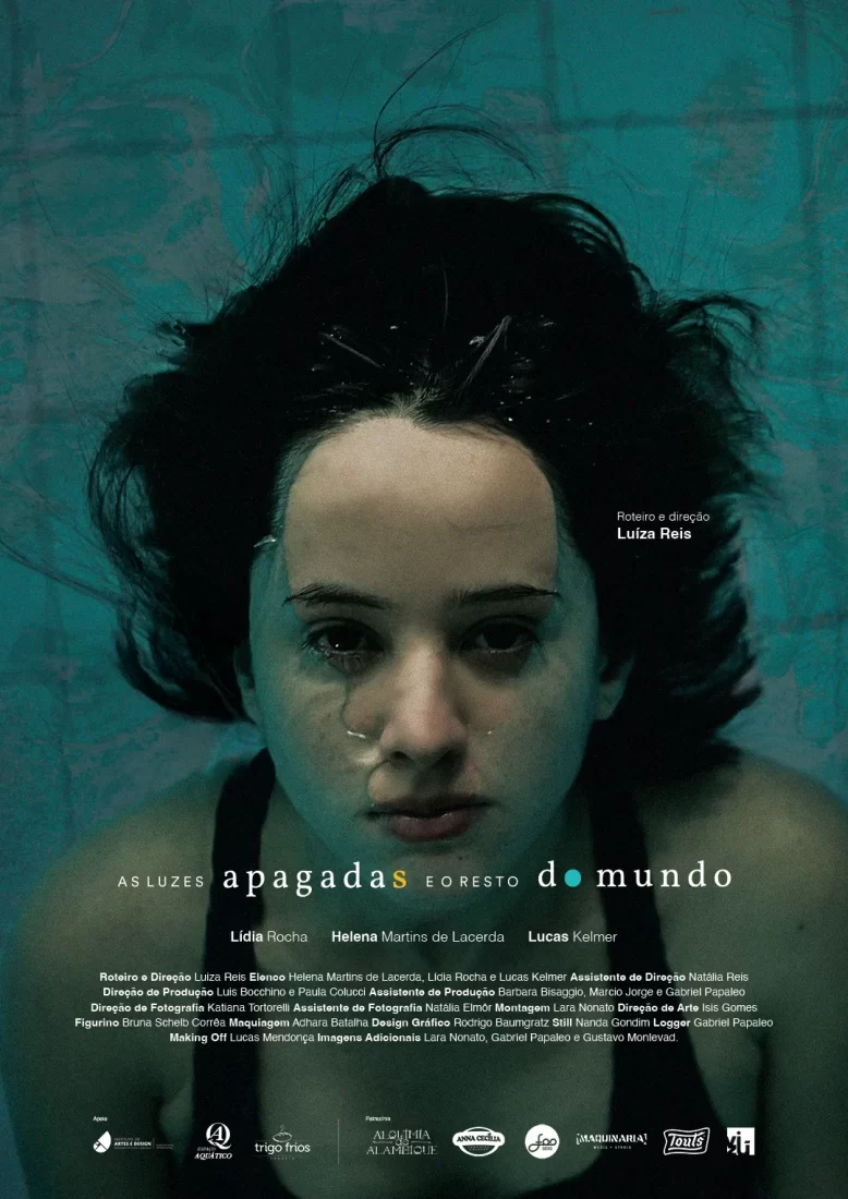 Foto de moça com o rosto semi submerso em uma piscina com filtro esverdeado