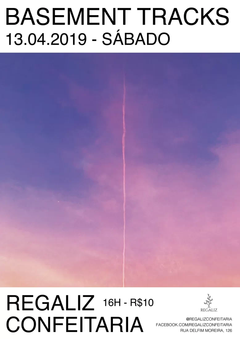 Cartaz branco escrito BASEMENT TRACKS 13.04.2019 SÁBADO. No meio do cartaz uma foto de um céu rosa e roxo com um rastro de avião no meio. Embaixo escrito REGALIZ CONFEIRARIA