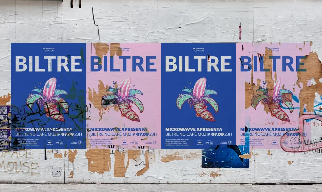 Muro branco com vários cartazes do show da banda Biltre (Microwavve Productions: BILTRE. Cartaz azul com ilustração de uma banana esquisita feita pelo artista Daniel Sake) alternando, um azul, um rosa, um azul, um rosa