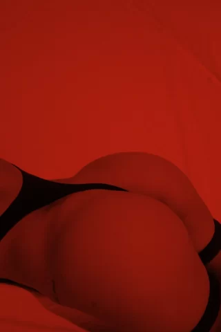 A bunda maravilhosa da minha ex namorada sob um filtro vermelho