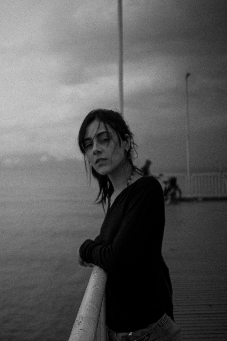 Contemplative Seaside Portrait – Black and White Photography by Rodrigo Baumgratz
This black and white portrait captures a solitary moment by the sea, where a woman leans into the silence of her surroundings. With minimal composition and soft ambient light, Rodrigo Baumgratz creates a reflective atmosphere anchored in gesture and gaze. Ideal for editorial storytelling, personal branding, or campaigns exploring emotion, solitude, and natural environments.