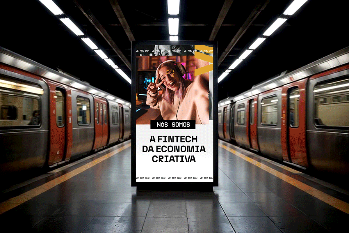 Digital out-of-home display in a subway platform showcasing an animated campaign for DUX, a fintech focused on the creative economy. The visual execution includes motion design, kinetic typography, and branded graphic elements aligned with the company's identity system. Creative direction, visual strategy, art direction, and layout design by Rodrigo Baumgratz, highlighting expertise in high-impact DOOH campaigns, brand communication, and contemporary advertising design